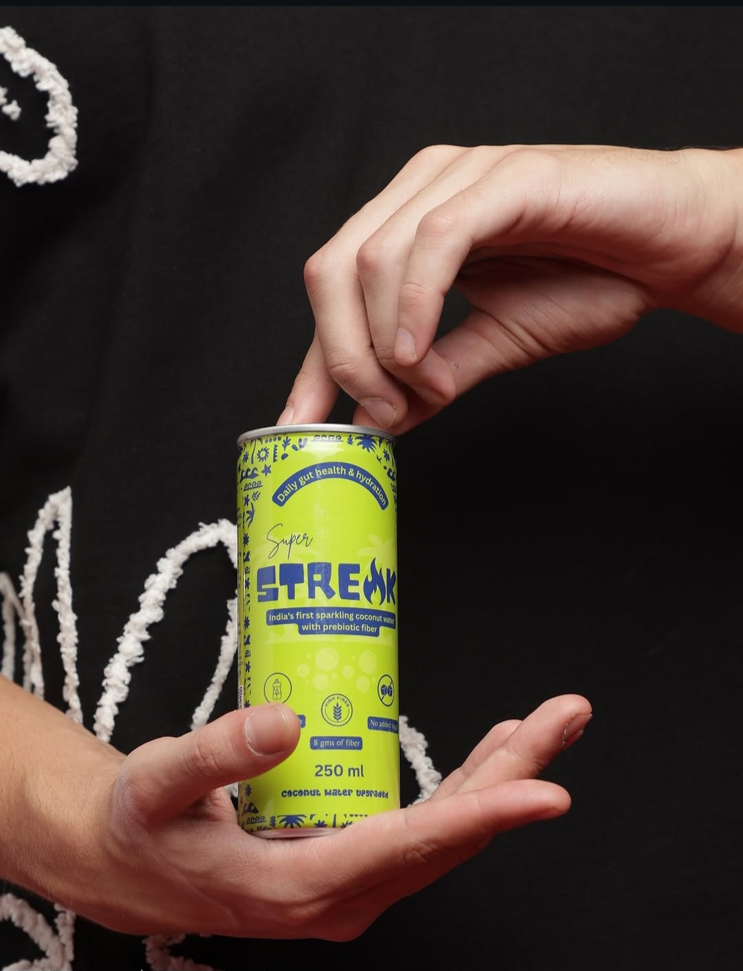 Super Streak lifestyle – hand-held can